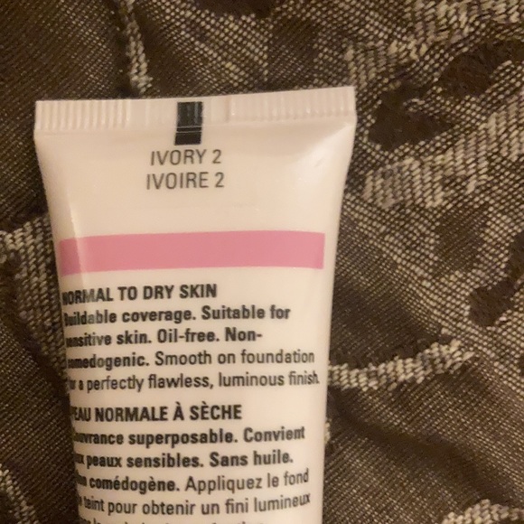 Mary Kay Luminous Wear Liquid Foundation Ivory 2 - Picture 2 of 4